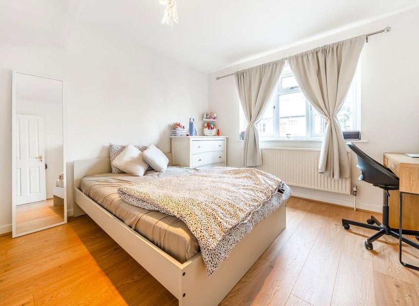 Flat Webster Gardens in Greater London