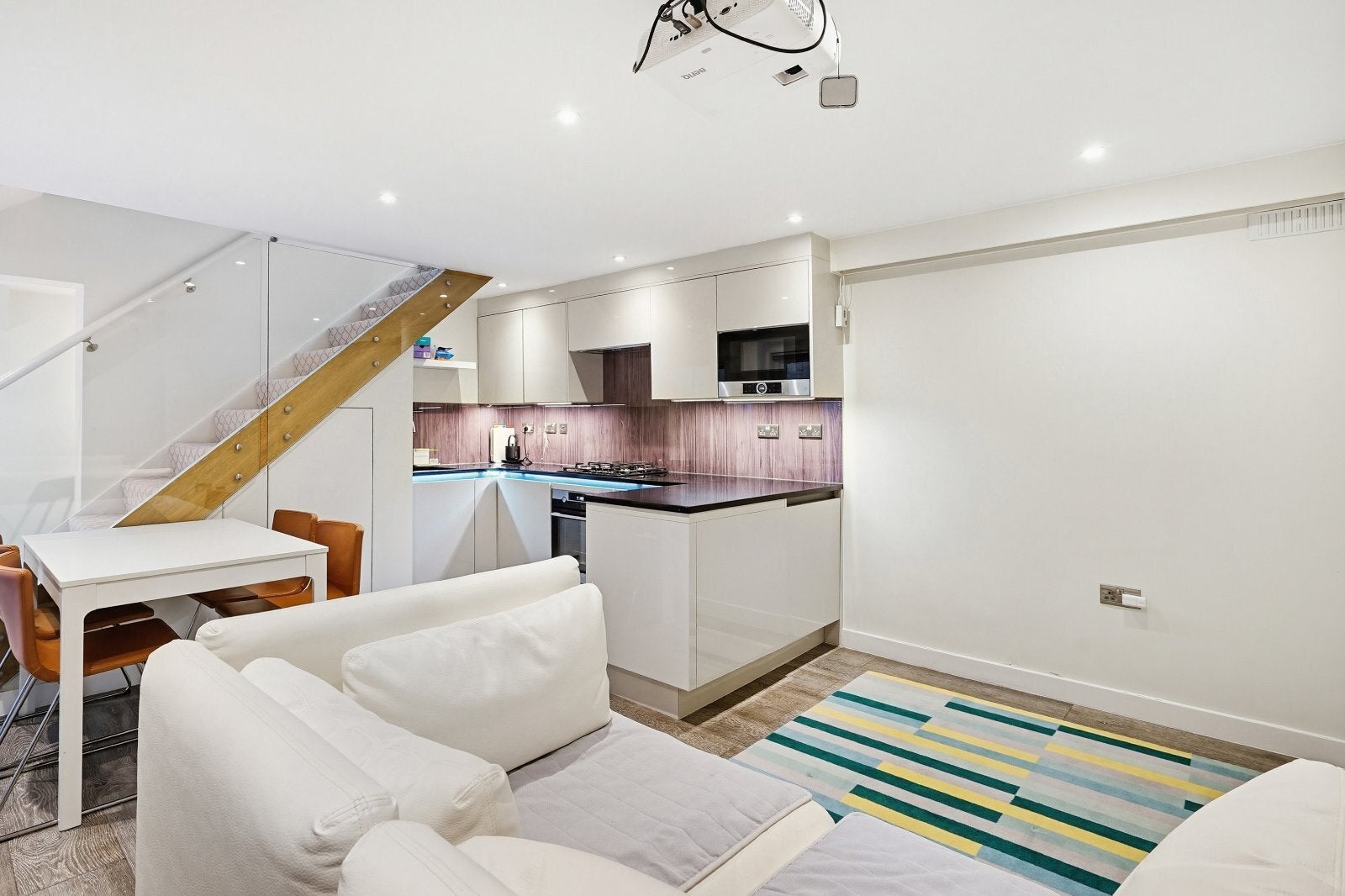 Flat Hugh Street in City of Westminster