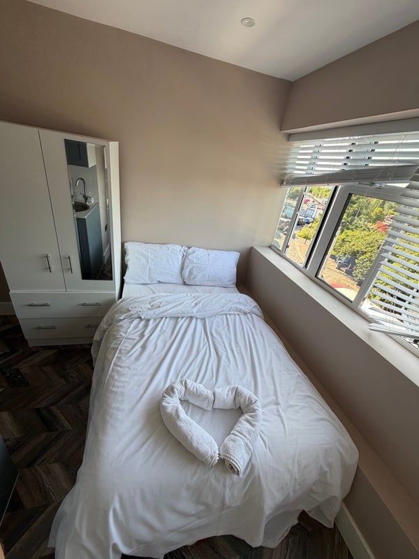 Room Hanger Green in Greater London
