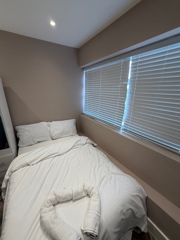 Room Hanger Green in Greater London