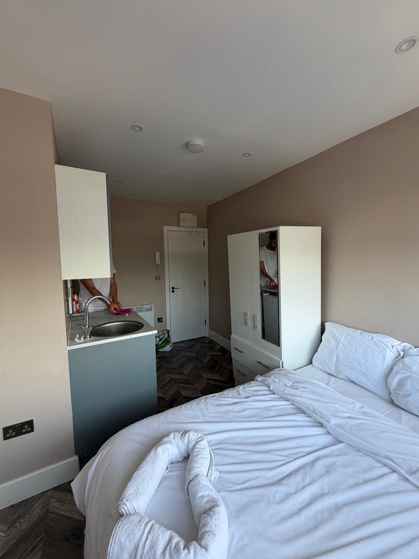 Room Hanger Green in Greater London