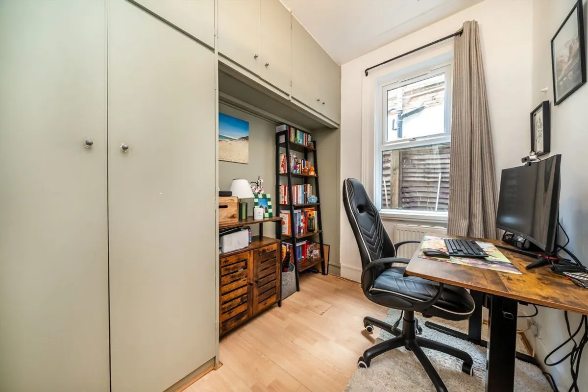 Flat Godstone Road in Greater London