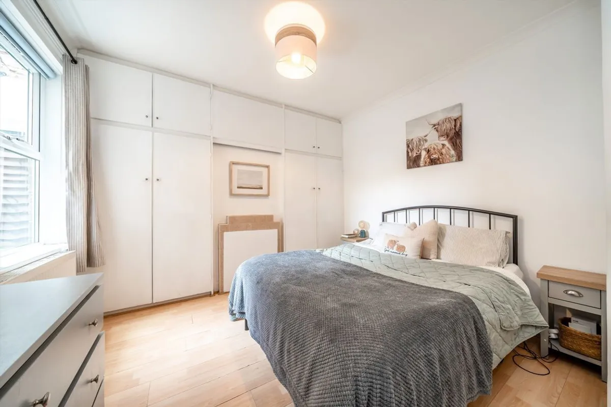 Flat Godstone Road in Greater London