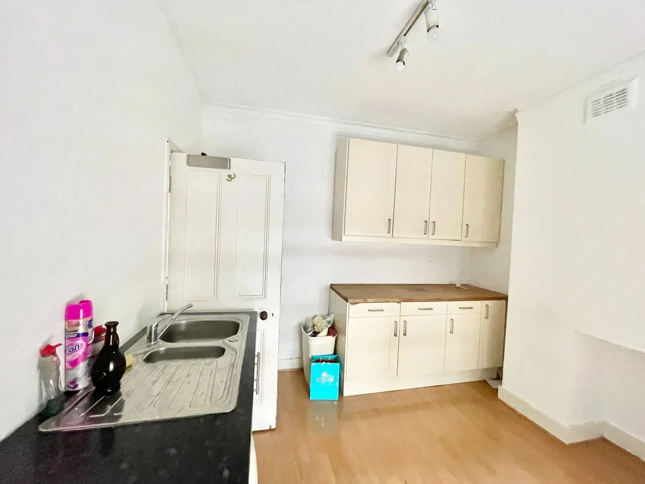 Flat Rochester Row in City of Westminster