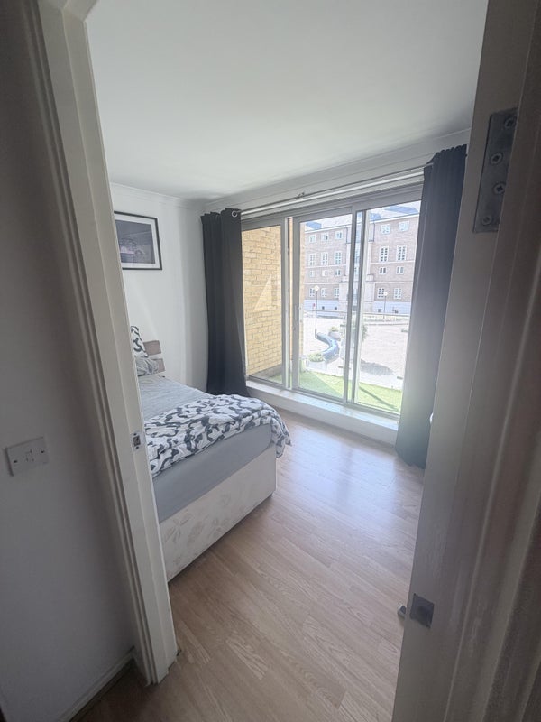 Room Narrow Street in Greater London