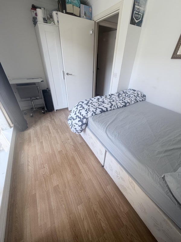 Room Narrow Street in Greater London