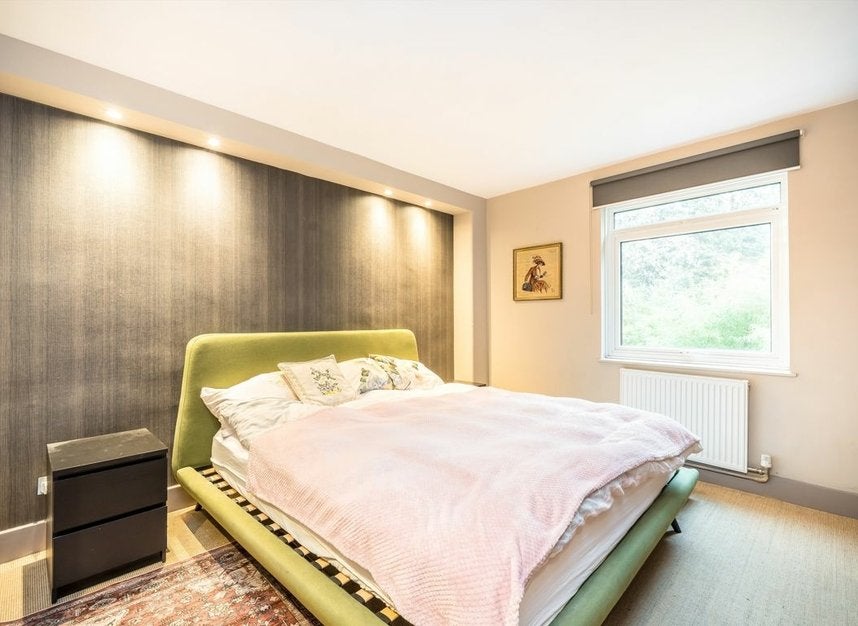 Flat Elm Park Gardens in Greater London