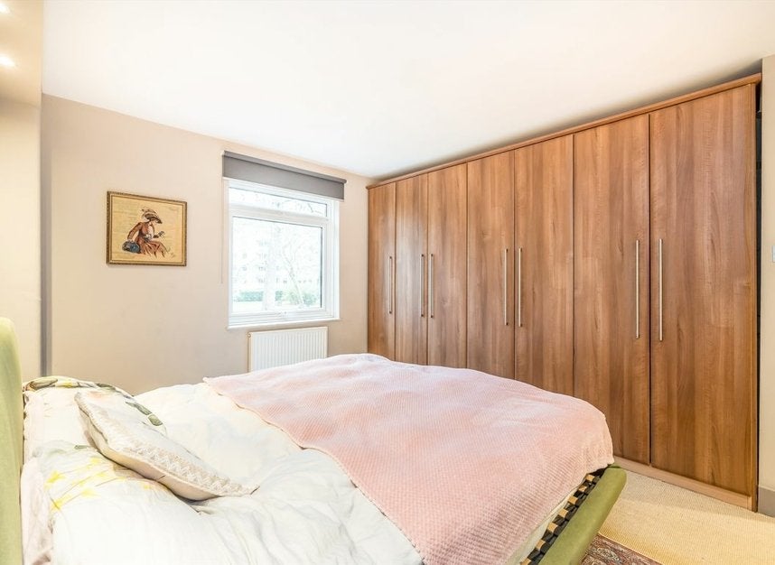 Flat Elm Park Gardens in Greater London
