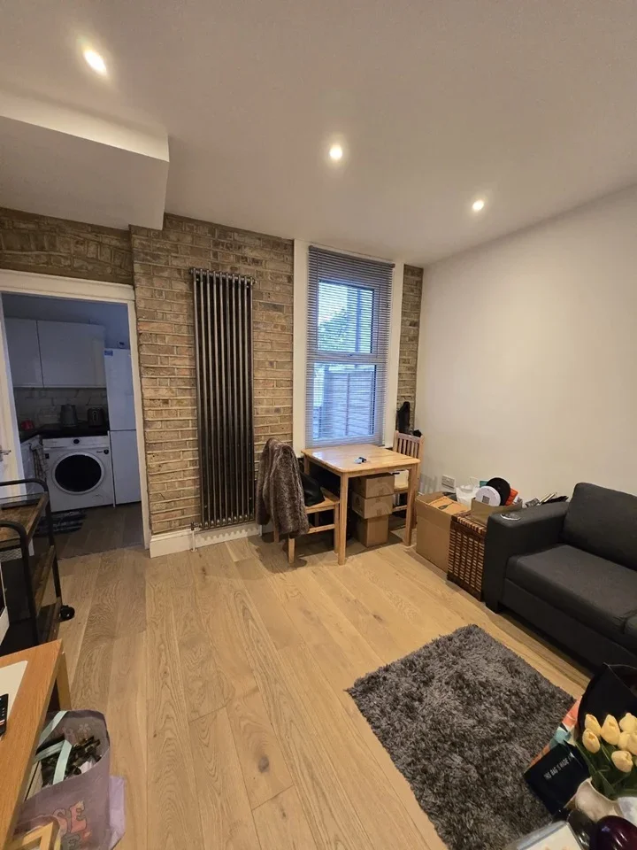 Flat Westward Road in Greater London