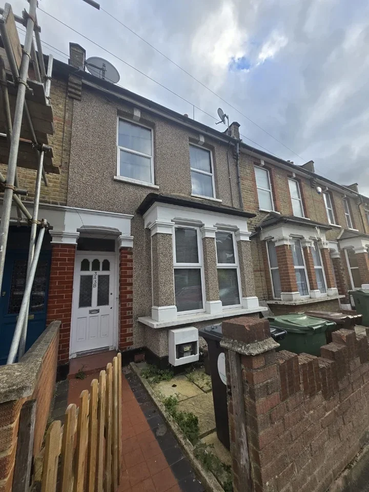 Flat Westward Road in Greater London