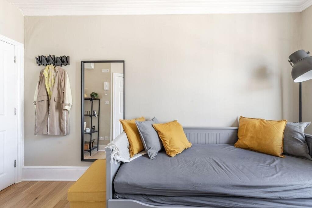 Flat Belgrave Road in City of Westminster