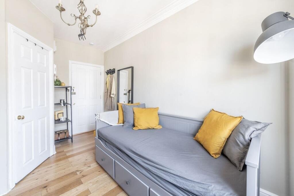 Flat Belgrave Road in City of Westminster