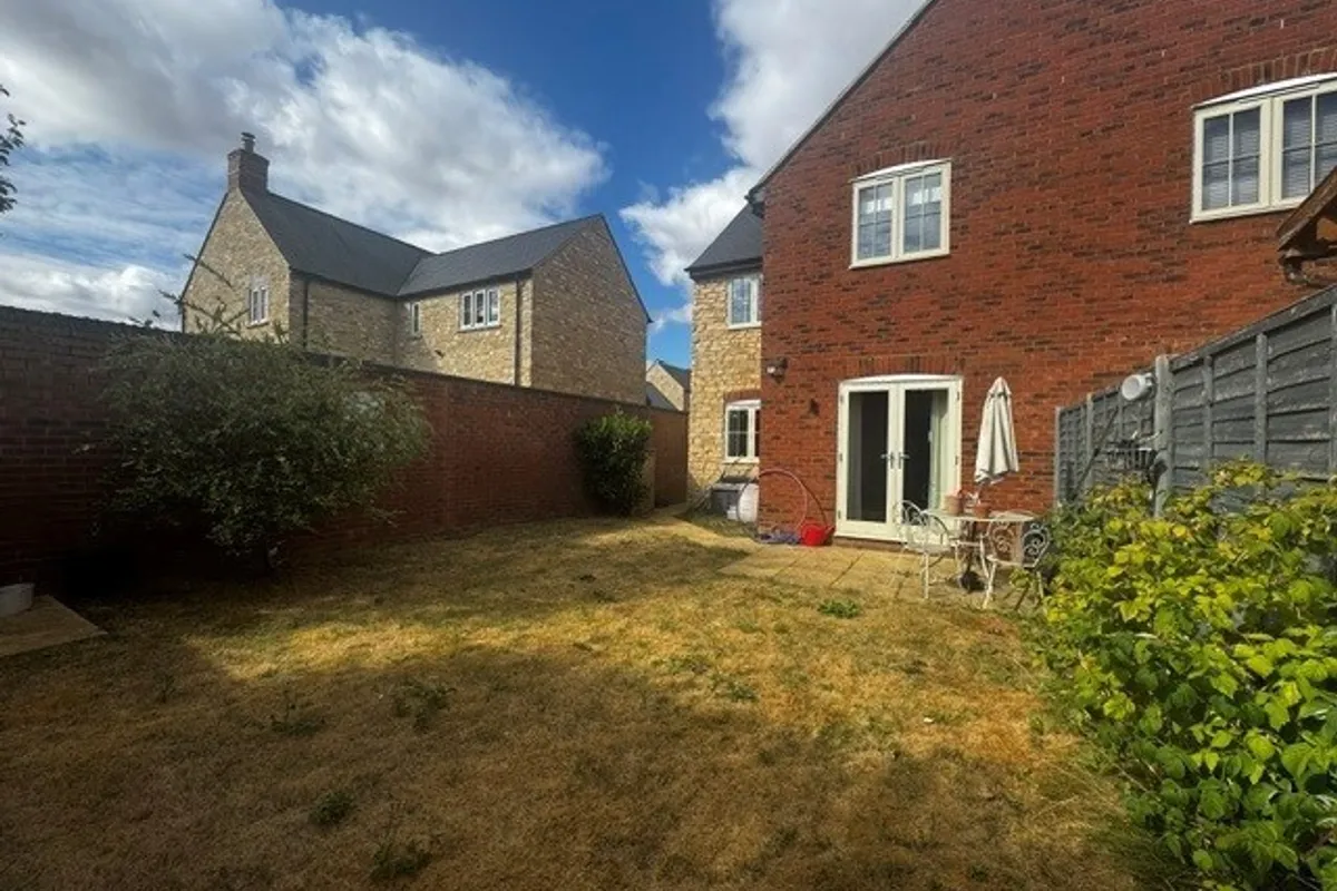 House Manor Close in Deanshanger