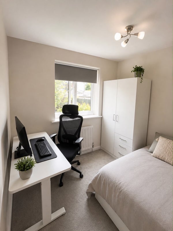 Room Dering Place in Greater London