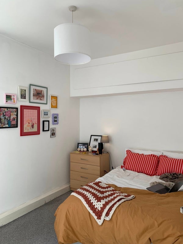 Room North End Road in Greater London