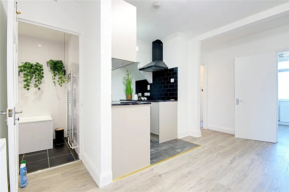 Flat Ordnance Road in Greater London