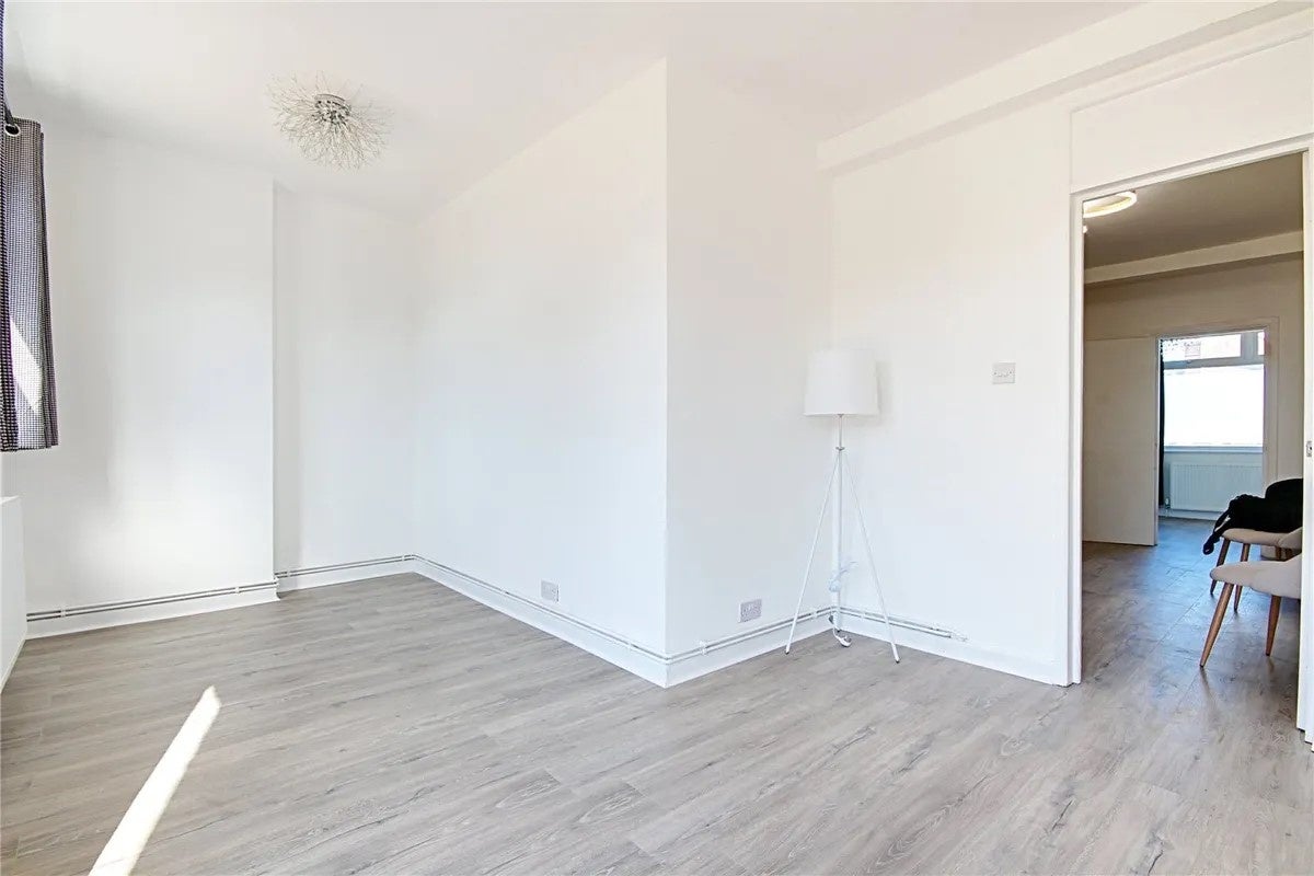 Flat Ordnance Road in Greater London