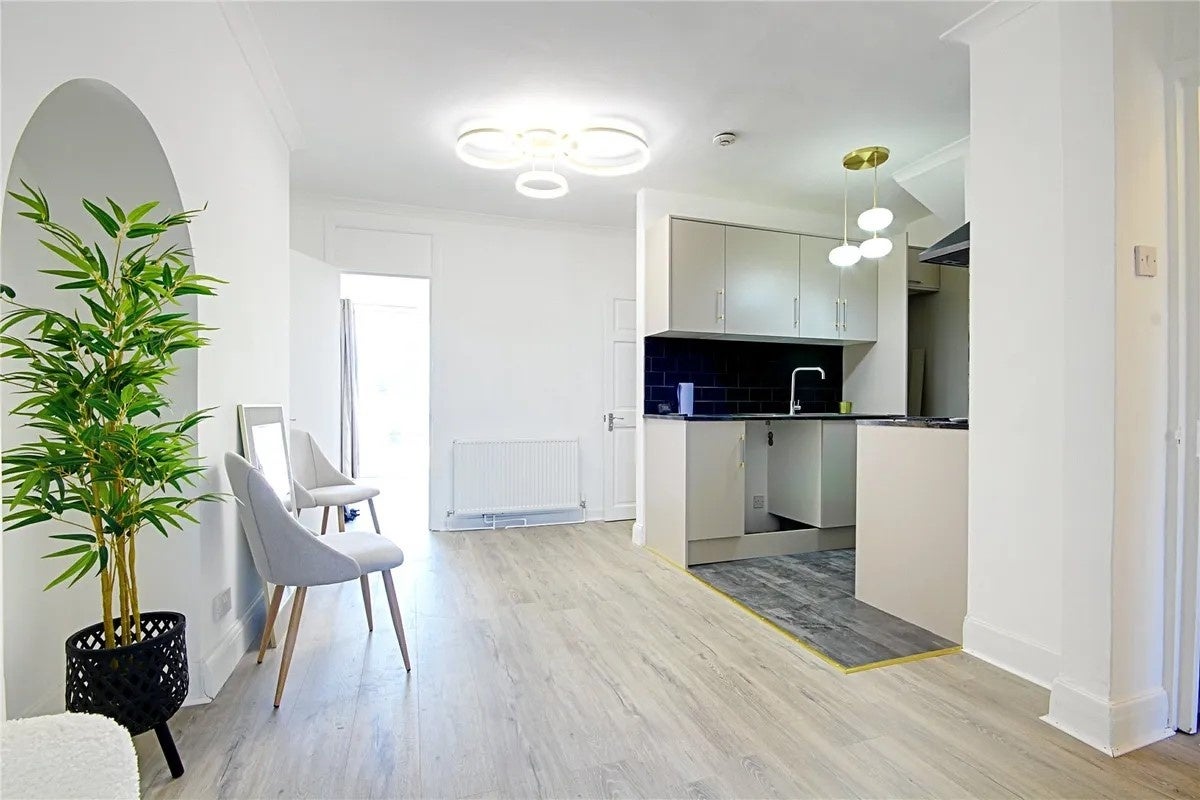 Flat Ordnance Road in Greater London