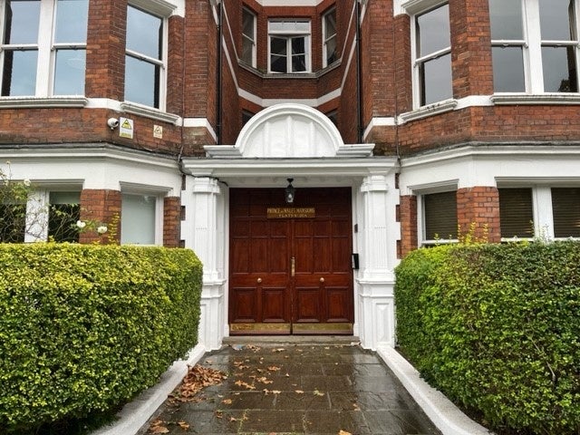 Flat Prince of Wales Drive in Greater London