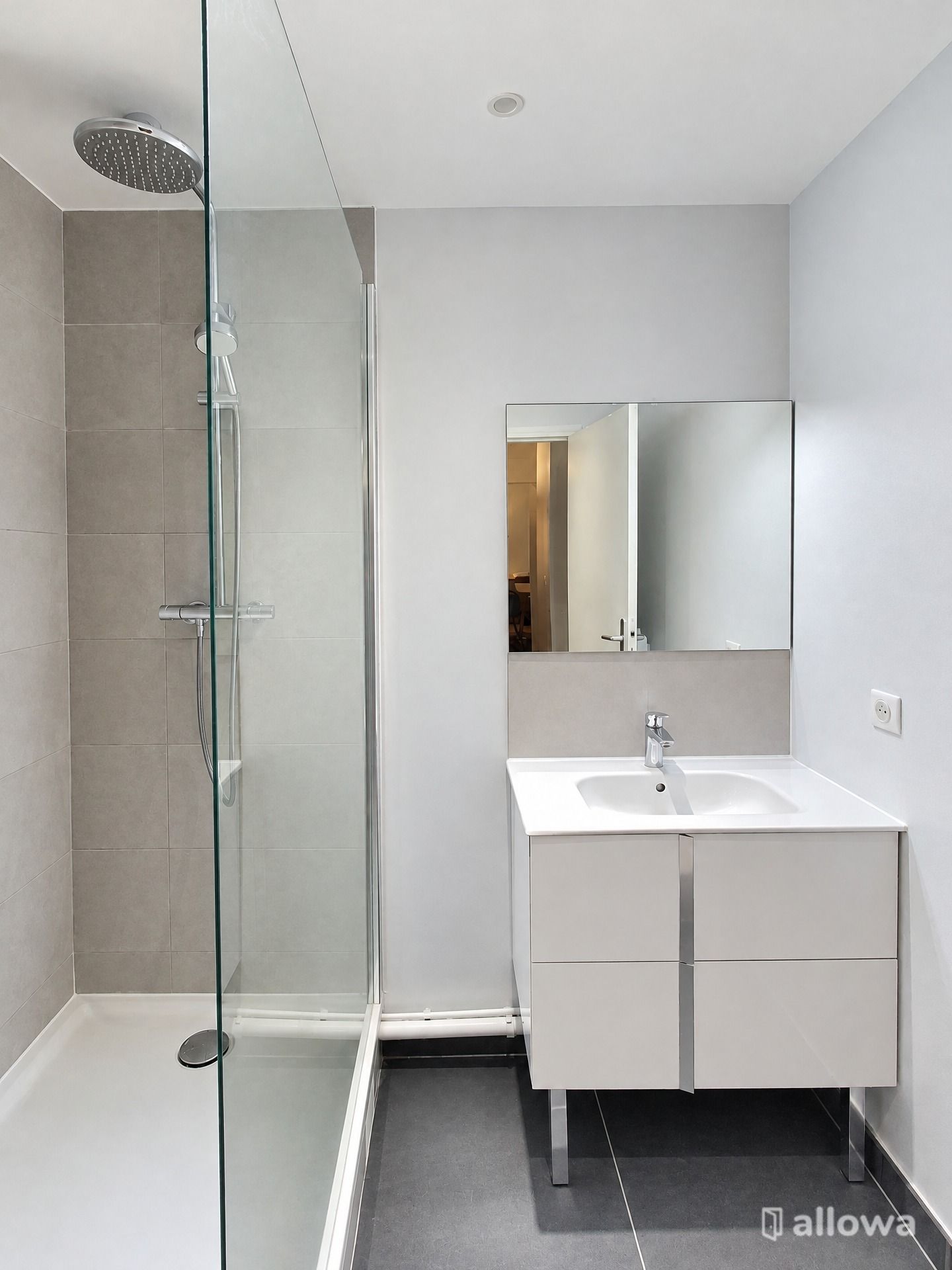 Flat Rue Pouchet in Paris