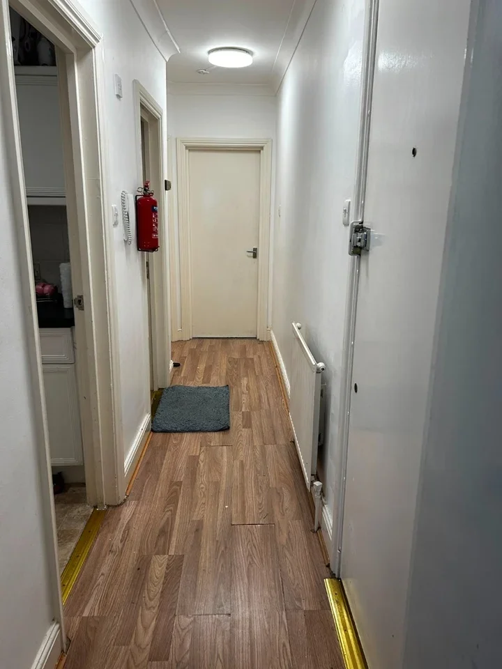 Flat Ravenscroft Avenue in Greater London