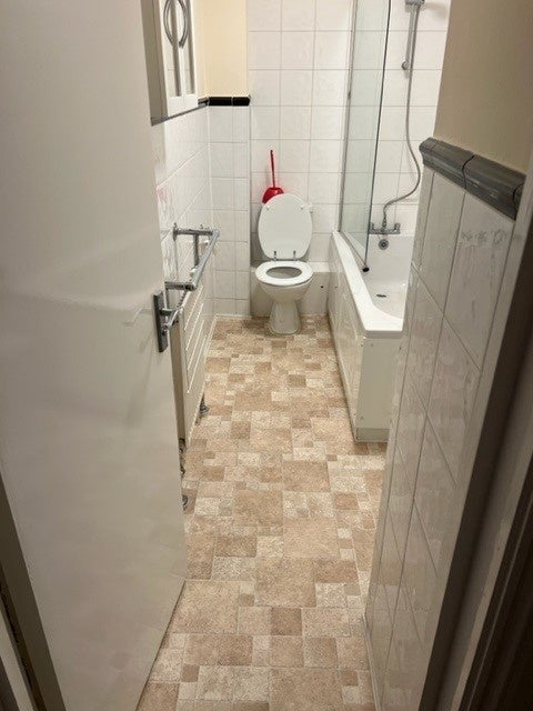 Flat Ravenscroft Avenue in Greater London