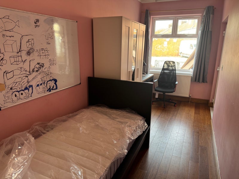 Room Kempton Road in Greater London