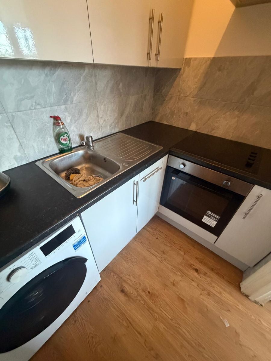 Room Bowes Road in Greater London