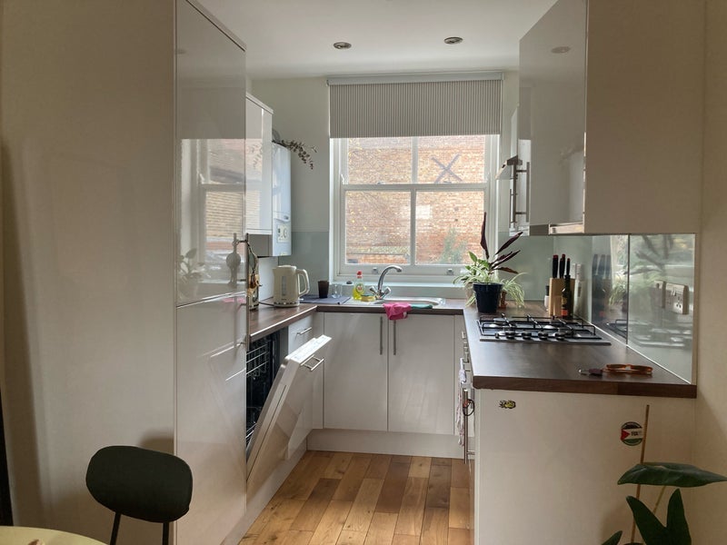 Flat Roding Road in Greater London