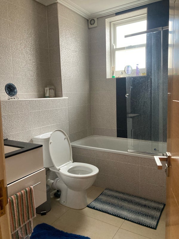 Flat Roding Road in Greater London