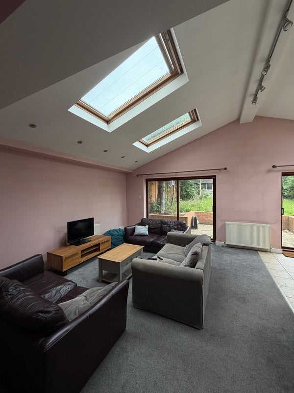 Room Parkwood Road in Greater London