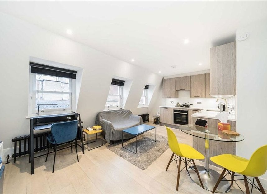 Flat Charlotte Street in Greater London