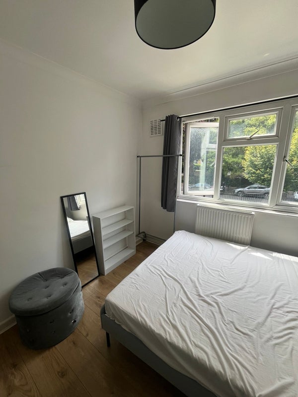 Room Bowling Green Walk in Greater London