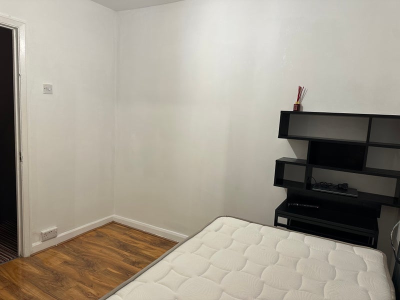 Room Fraser Road in Greater London