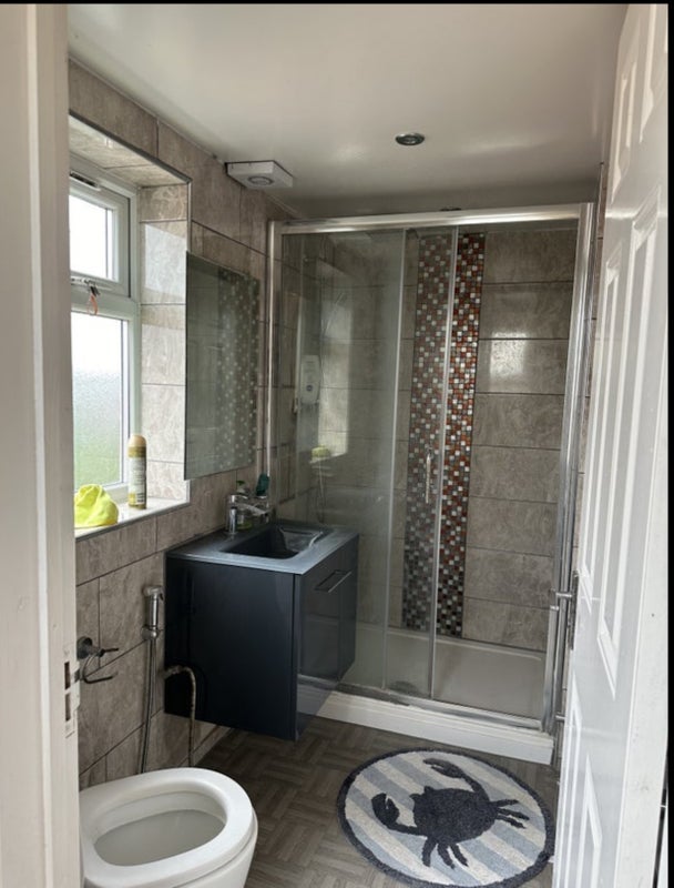 Room Fraser Road in Greater London