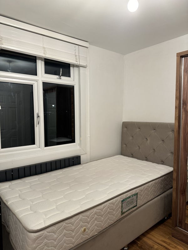 Room Fraser Road in Greater London