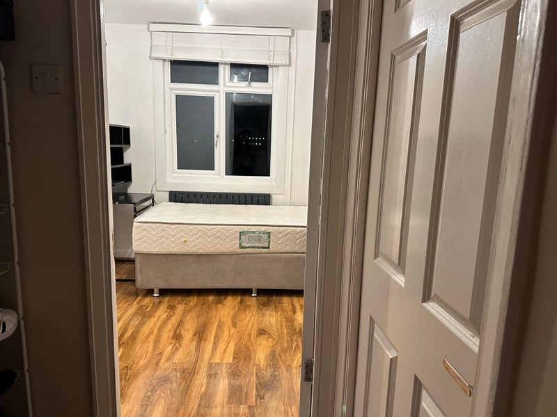 Room Fraser Road in Greater London