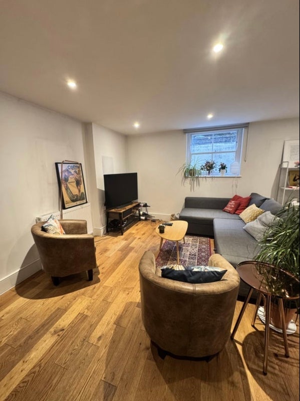 Room Englefield Road in Greater London