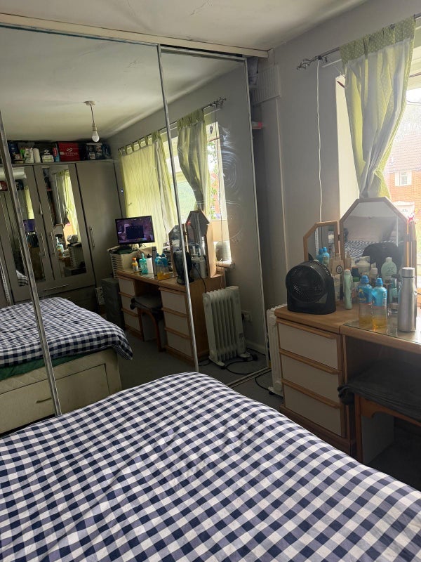 Room Oak Way in Crawley