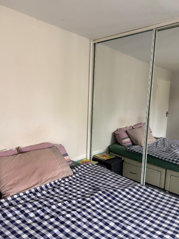 Room Oak Way in Crawley