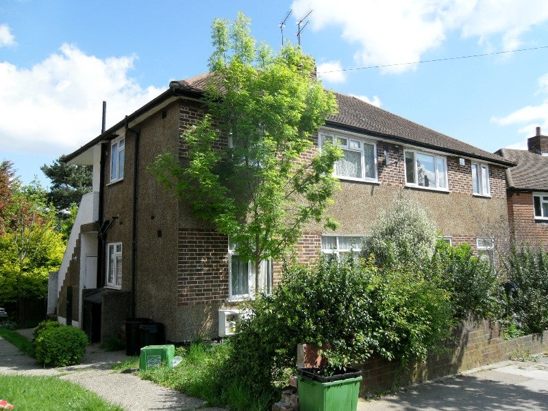 Flat Brunswick Gardens in Greater London