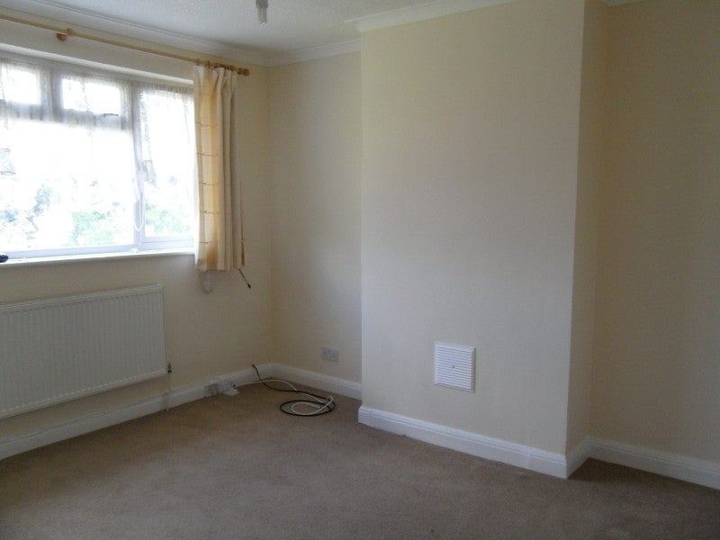 Flat Brunswick Gardens in Greater London