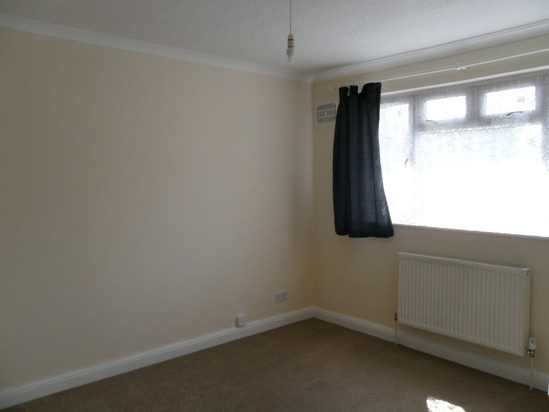 Flat Brunswick Gardens in Greater London