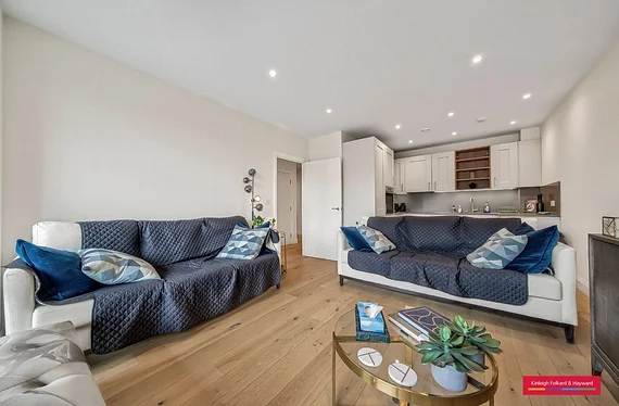 Flat Inglis Way in Greater London