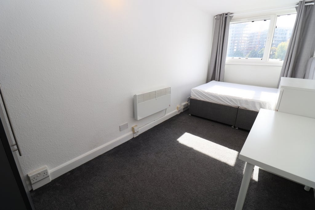 Room Globe Road in Greater London