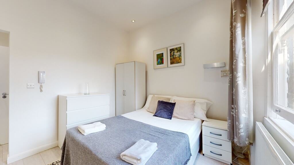 Flat Hogarth Road in Greater London