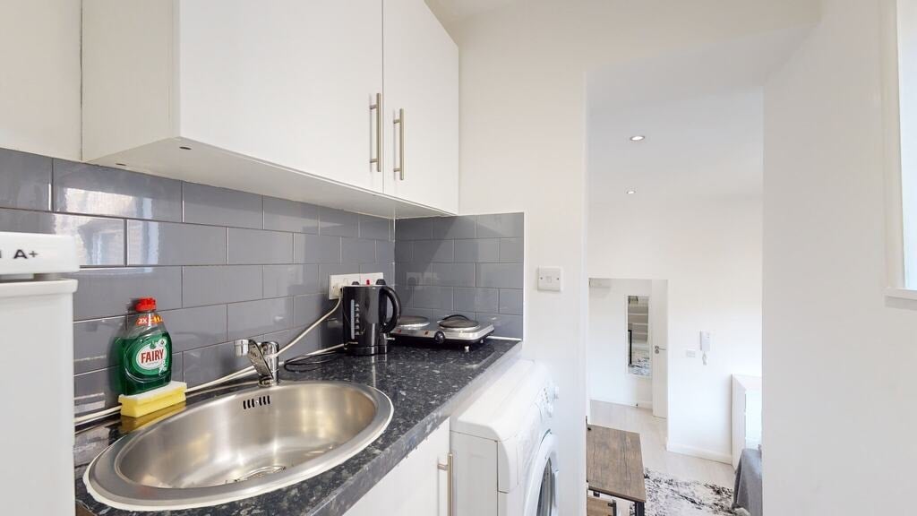 Flat Hogarth Road in Greater London