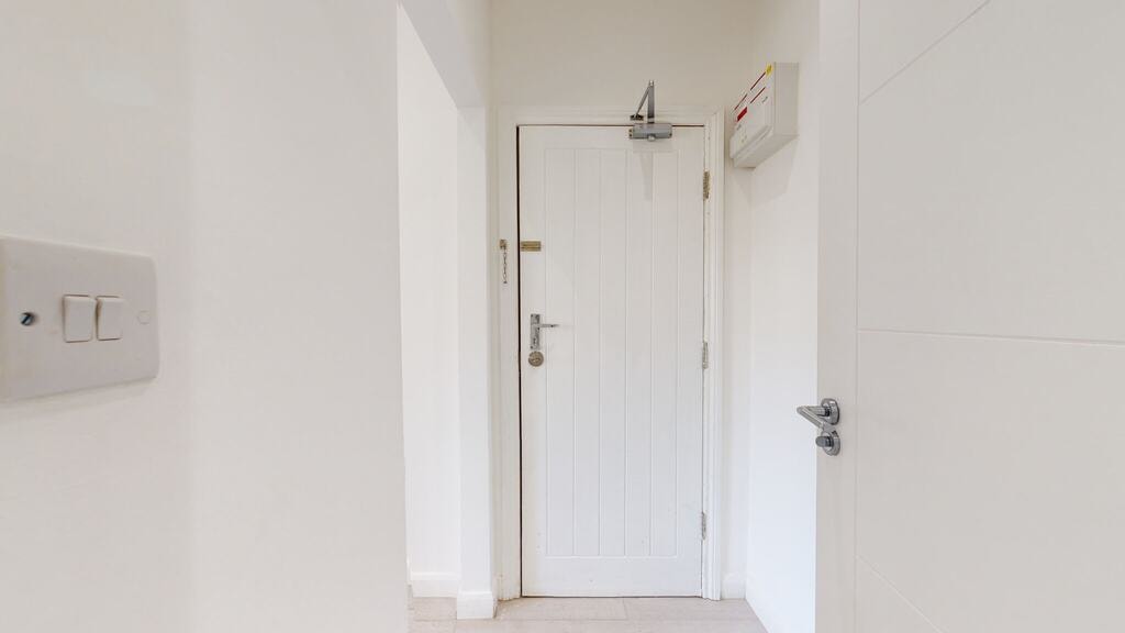 Flat Hogarth Road in Greater London