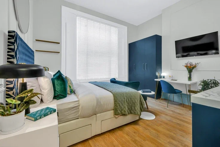 Flat Eardley Crescent in Greater London