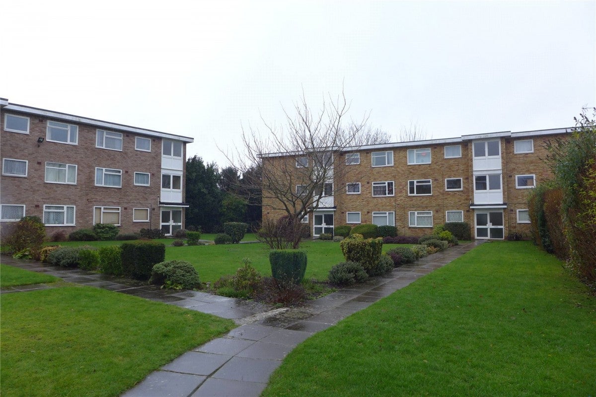 Flat Cloister Croft in Coventry